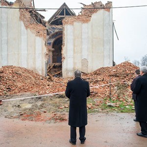 Kardinal Bozanić i pomoćni biskupi zagrebački pohodili u potresu stradala područja Sisačke biskupije